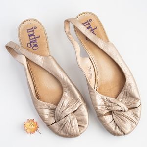 Indigo by Clarks Low Heel Gold Shoes | Size 9M